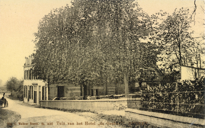 13319 Gezicht op de voor- en rechtergevel van de dépendance met terras van Hotel De Grebbe te Grebbe (gemeente Rhenen).